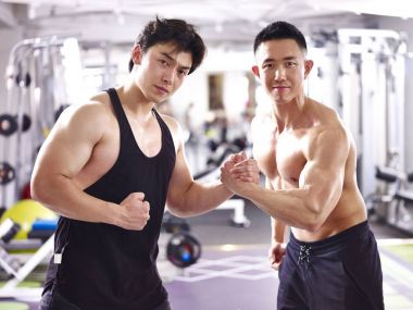 Genç Asyalı bodybuilders portresi