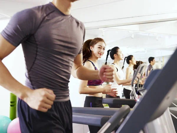 Young asian people exercising on treadmill — Stock Photo, Image