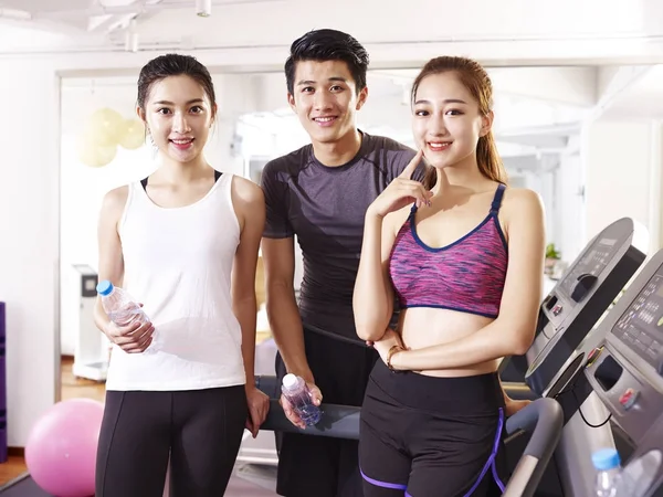 Портрет трех молодых азиатов в спортзале — стоковое фото