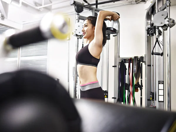 Ung asiatisk kvinna utövar arbetande ute i gym — Stockfoto