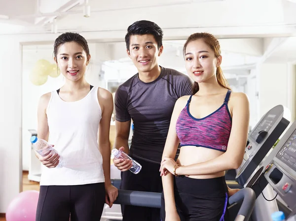 Retrato de tres jóvenes asiáticos en el gimnasio — Foto de Stock