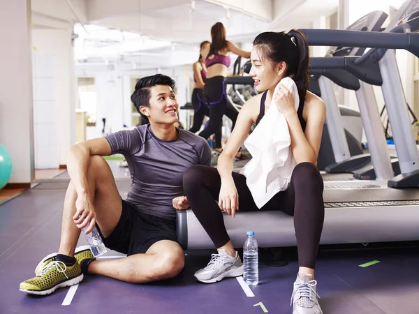 亚洲年轻人在健身房聊天 — 图库照片