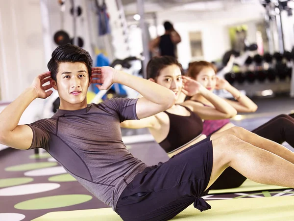 Unge mennesker som trener i gymnastikk – stockfoto