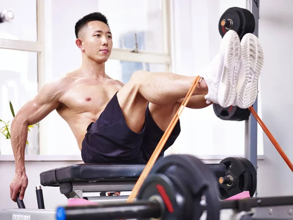 Fisicoculturista asiático haciendo ejercicio en gimnasio — Foto de Stock