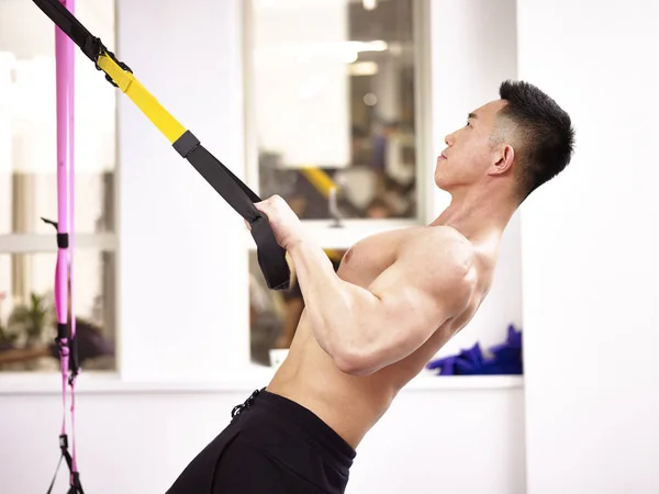 Asian body builder exercising in gym — Stock Photo, Image