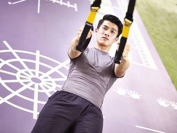 Joven asiático adulto entrenamiento fuera en gimnasio — Foto de Stock