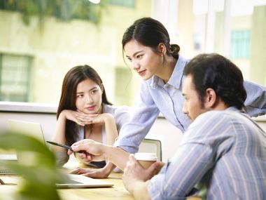 Genç Asyalı girişimciler iş planı Office tartışıyor
