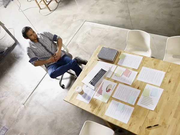 Toplantı Salonu tek başına oturmak Asya iş adamı düşünürken — Stok fotoğraf