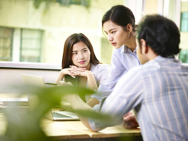 Asiatiska företag team-möte i office — Stockfoto