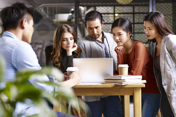 Gruppen av unga affärsmän träffas i office — Stockfoto