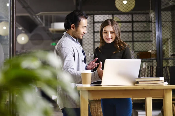 Asiatiska affärsman och kaukasiska affärskvinna talar i office — Stockfoto