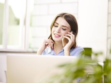 Genç Beyaz şirket yöneticisi görevliler cep telefonu konuşurken