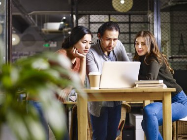 ofiste toplantı Asya ve beyaz iş adamları