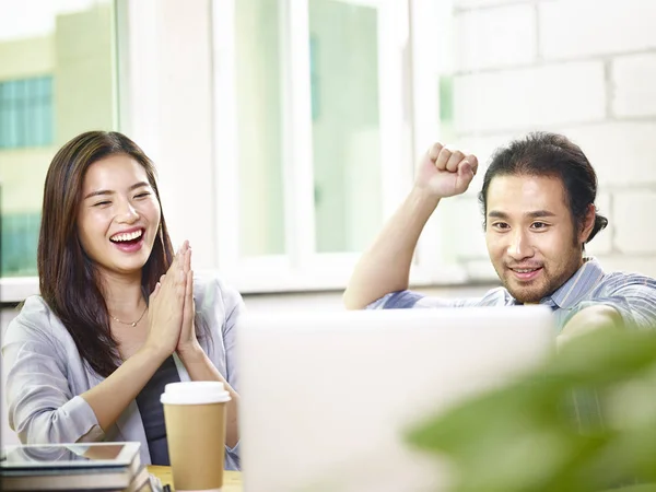 Imprenditori asiatici che celebrano il successo e la realizzazione in offic — Foto Stock