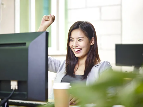 Молодая азиатская офисная леди взволнована хорошими новостями — стоковое фото