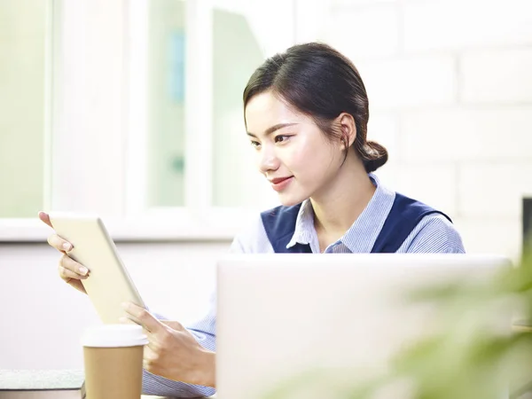 Joven asiático mujer de negocios trabajando en oficina usando laptop y cavar —  Fotos de Stock