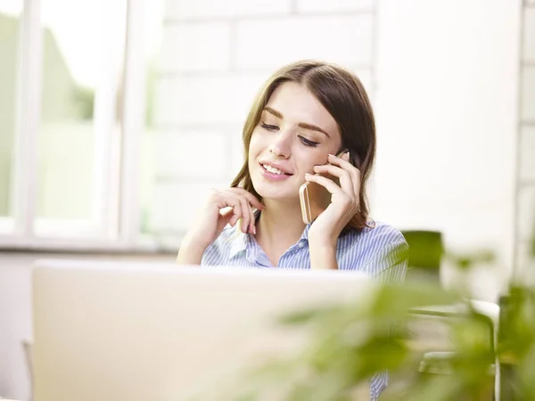 Jeune chef d'entreprise caucasien parler sur téléphone portable dans offi — Photo