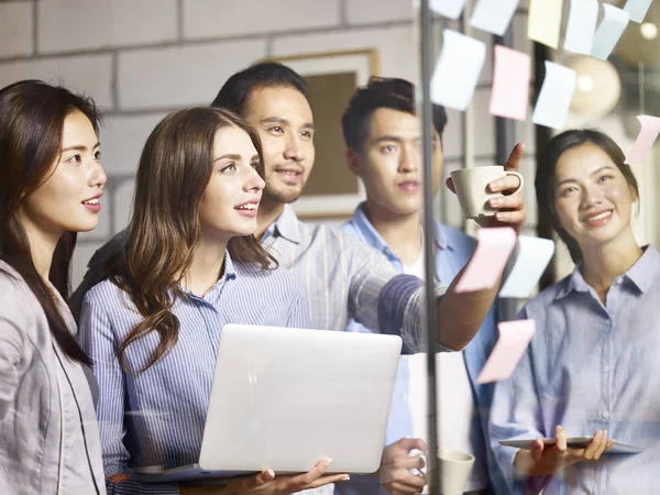 Team asiatische und kaukasische Unternehmer treffen sich im Büro — Stockfoto