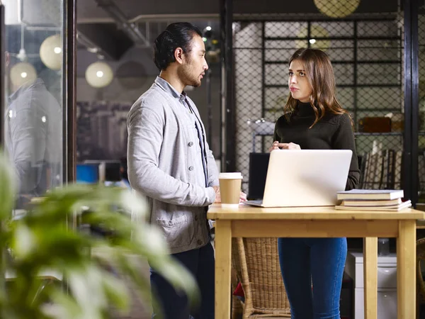 Asiatiska affärsman och kaukasiska affärskvinna diskuterar busines — Stockfoto