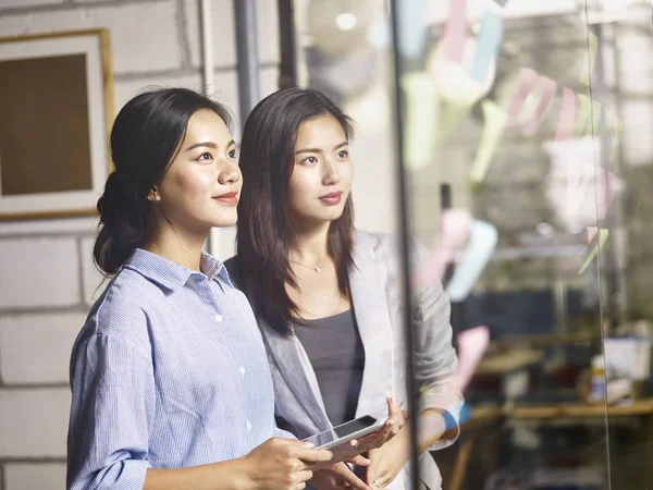 Giovani asiatiche dirigenti aziendali femminili che lavorano insieme in offi — Foto Stock