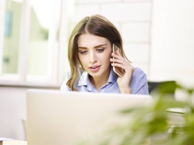 Genç Beyaz şirket yöneticisi görevliler cep telefonu konuşurken
