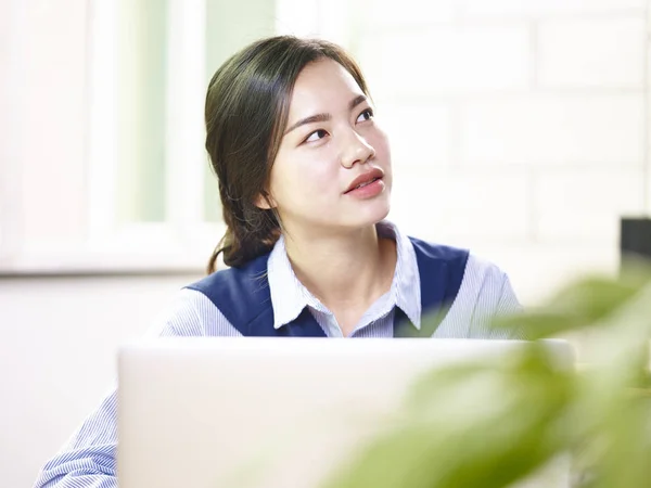 Young asian business woman working in office using laptop — Stock Photo, Image