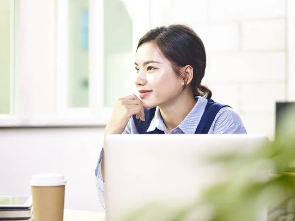 Joven asiático negocios mujer pensamiento en oficina — Foto de Stock