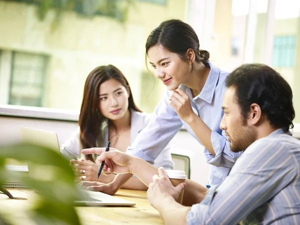 Asiatisches Team von Geschäftsleuten arbeitet im Büro zusammen — Stockfoto
