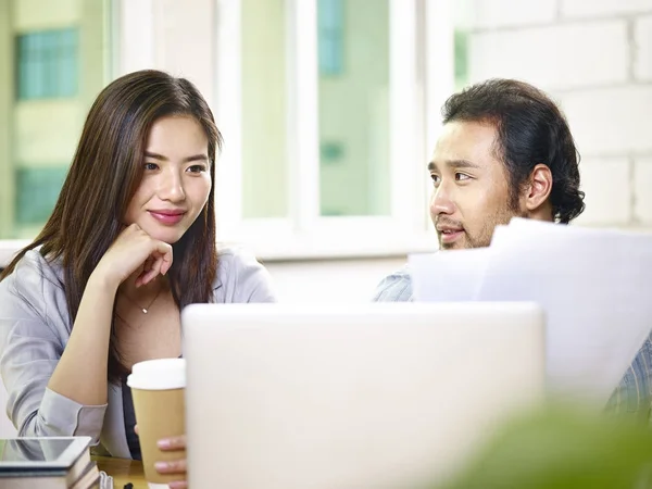 Unga asiatiska medarbetare arbeta tillsammans i office med laptop co — Stockfoto