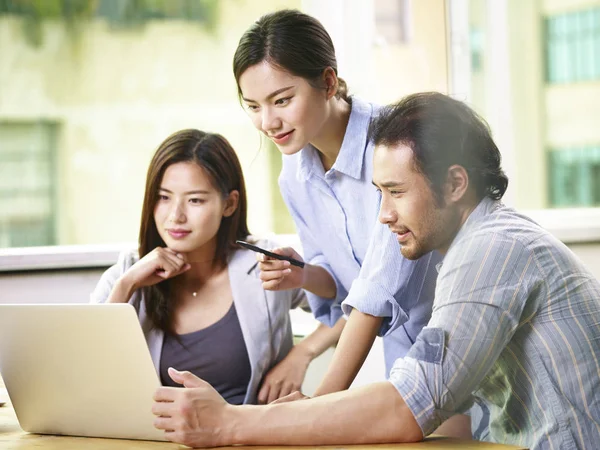Asiatisches Team von Geschäftsleuten arbeitet im Büro zusammen — Stockfoto