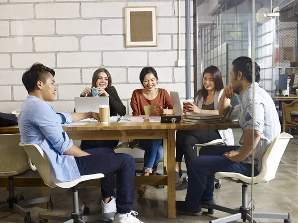 Team av asiatiska och kaukasiska företagare möte i office — Stockfoto