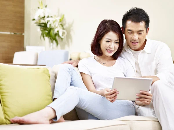 Asiatisches Paar nutzt gemeinsam digitales Tablet — Stockfoto