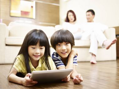 Asya çocuk dijital tablet kullanma