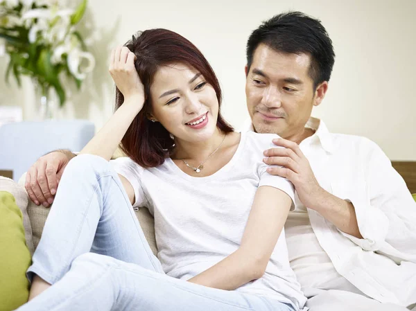 Asian couple chatting at home — Stock Photo, Image