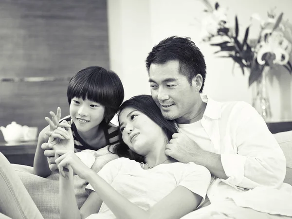 Aziatische moeder vader en zoon genietend van familie tijd — Stockfoto