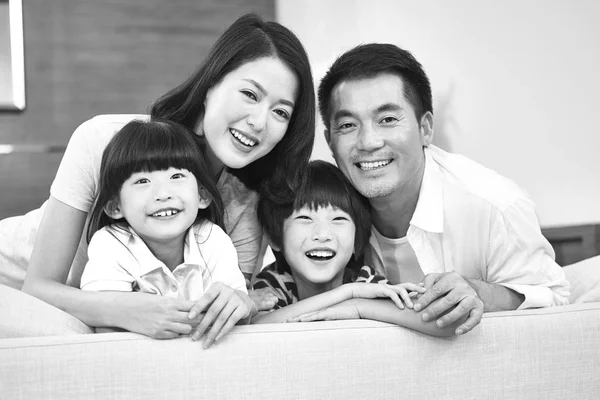 亚洲的家庭，有两个子女的肖像 — 图库照片