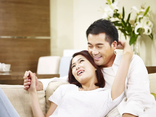 Asiático casal desfrutando de uma conversa em casa — Fotografia de Stock