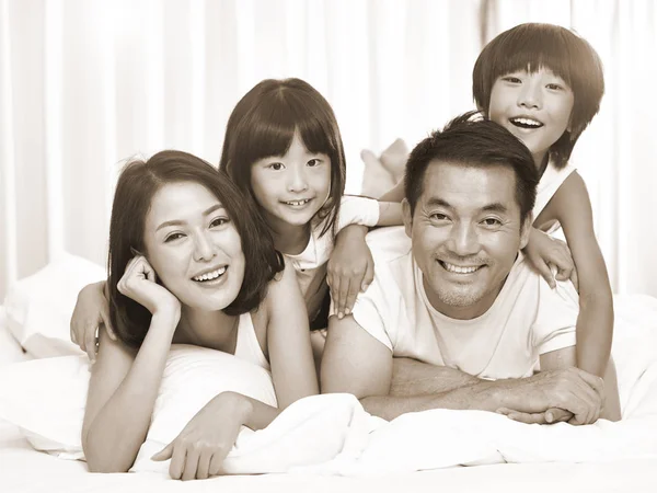 亚洲家庭有两个孩子的画像 — 图库照片