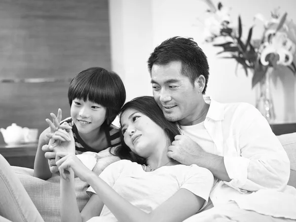 Aasialainen äiti isä ja poika nauttivat perheen aikaa — kuvapankkivalokuva