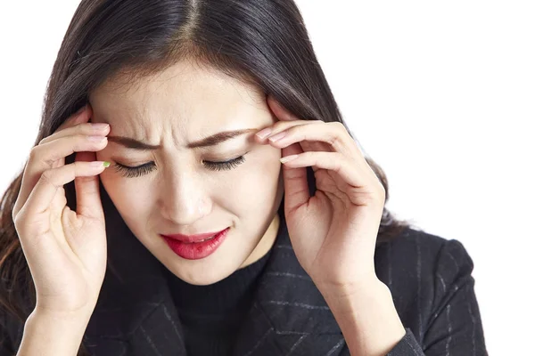 Unga asiatiska corporate kvinna ha huvudvärk — Stockfoto