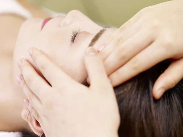 Joven asiático mujer recibiendo cara masaje en spa salon —  Fotos de Stock