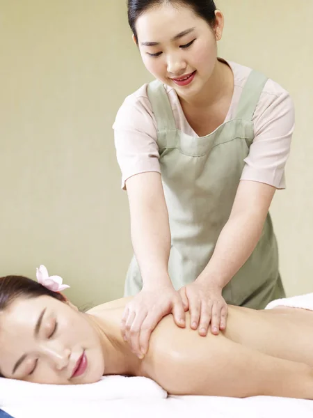 Młoda Azjatka masażysta wykonywania masażu na kobiety — Zdjęcie stockowe
