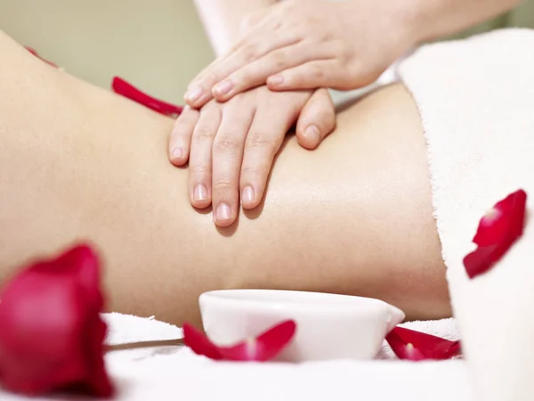 Руки масажиста, що виконує масаж на тілі молодої жінки — стокове фото