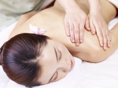 Genç Asyalı kadın masaj spa salonda alma