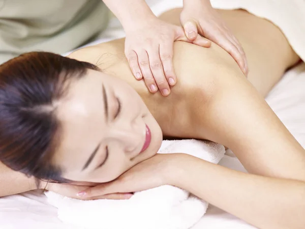 Hermosa joven asiática mujer recibiendo masaje en spa salon —  Fotos de Stock