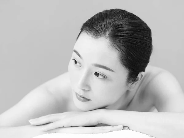 Black and white portrait of beautiful young asian woman — Stock Photo, Image