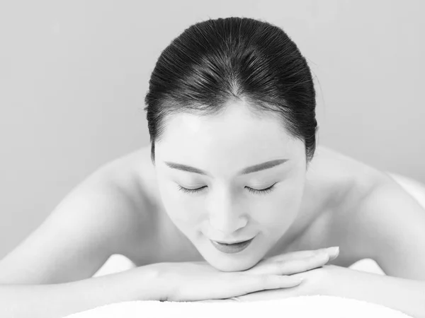 Noir et blanc portrait de belle jeune asiatique femme — Photo