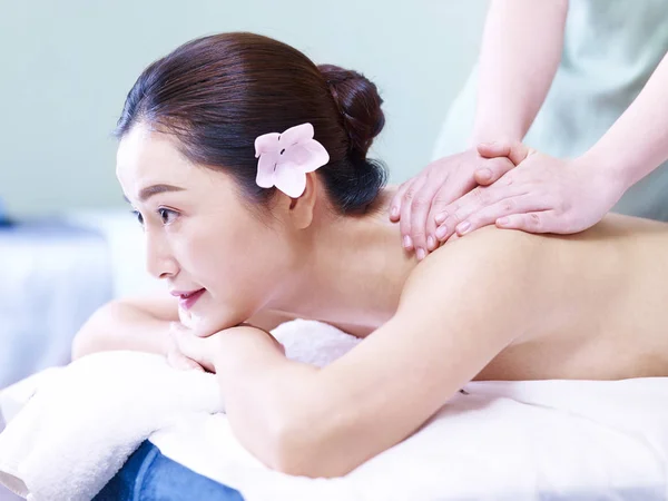 Junge asiatische Frau erhält Massage im Wellness-Salon — Stockfoto