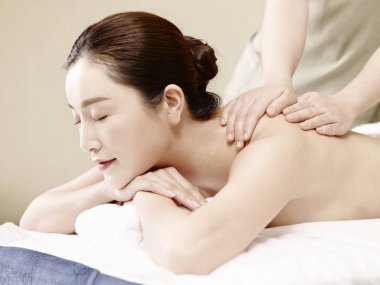 Genç Asyalı kadın masaj spa salonda alma