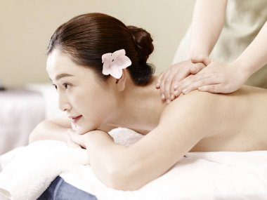 Genç Asyalı kadın masaj spa salonda alma
